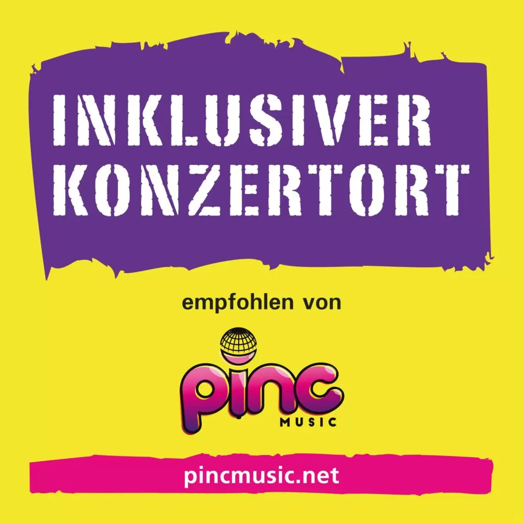 Logo und Auszeichnung von Pinc Music. Das Festvial und die Disco von Mensch mach mit wurden von Pinc Music als inklusiver Konzertort ausgezeichnet. Das Logo hat eine gelben Hintergrund. In weißer Schrift ist vor lila Hintergrund zu lesen: Inklusiver Konzertort. Darunter steht vor gelbem HIntergrund: Empfohlen von pinc Music. Gefolgt von einem Hinweis auf die Hinternetseite: pincmusic.net